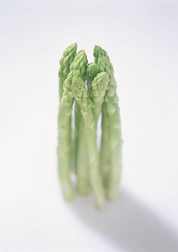 无人,竖图,俯视,室内,特写,白天,白色背景,桌面,桌子,芦笋,蔬菜,阴影,新鲜,反射,木制,影子,绿芦笋,食品,食物,木制品,摄影,有机食品,绿色食品,影棚,猪尾巴,药鸡豆子,石刁柏,蚂蚁杆,龙须菜,狼尾巴根,彩图,高角度拍摄,影棚拍摄,拍摄