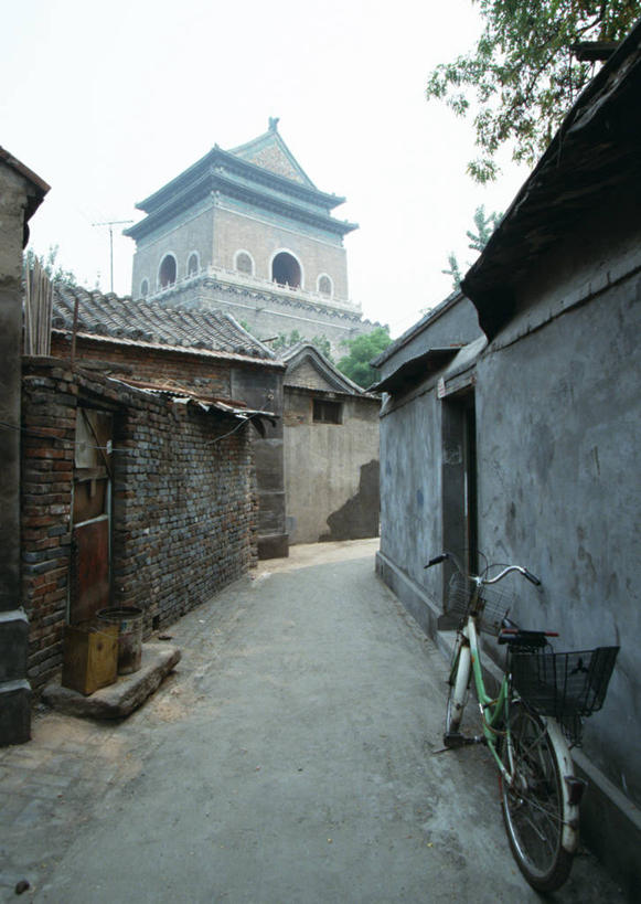 竖图,室外,白天,正面,旅游,度假,名胜古迹,植物,门,标志建筑,道路,地标,建筑,路,自行车,北京,中国,亚洲,阴影,遗迹,光线,影子,墙,小路,钟楼,交通,首都,古迹,文物,娱乐,建设,古建筑,墙壁,墙面,车,脚踏车,树,树木,蓝色,绿色,蓝天,天空,阳光,自然,门框,交通工具,天,享受,休闲,旅游胜地,放松,生长,晴朗,成长,载具,古文明,东亚,万里无云,中华人民共和国,北京市,京,北平,华北地区,西城区,晴空,晴空万里,半身,彩图,北京钟楼,地安门外大街