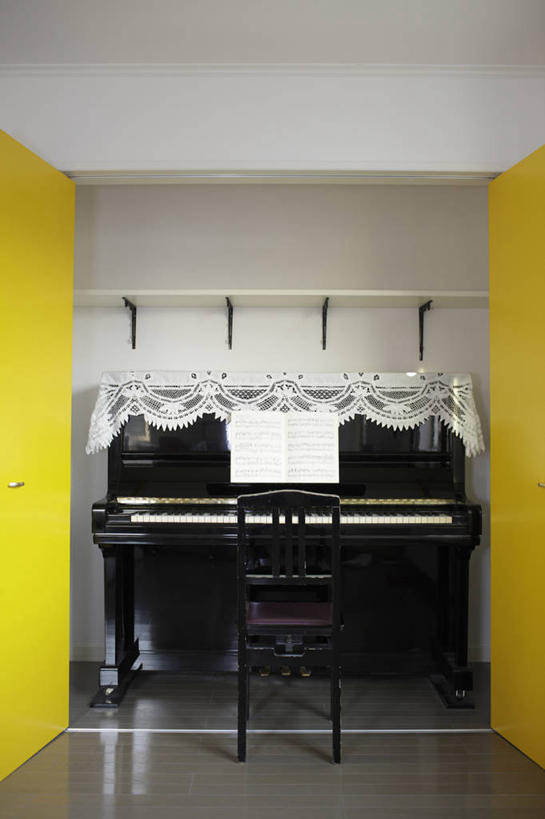 无人,竖图,室内,白天,正面,键盘,椅子,一把,阴影,装饰,反射,瓷砖,地砖,影子,钢琴,木椅,墙,乐器,地面,花边,墙壁,墙面,白色,黑色,华丽,修饰,一台,点缀,键盘乐器,衬托,美观,雅致,雅观,抽纱,彩图