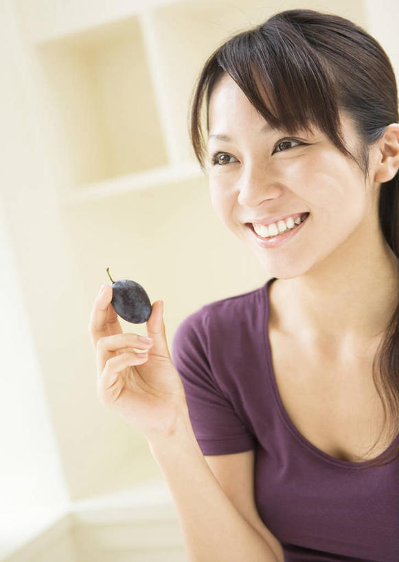 东方人,一个人,站,笑,微笑,露齿笑,竖图,室内,白天,正面,水果,亚洲,仅一个年轻女性,仅一个女性,仅一个人,握,服装,新鲜,生食,食品,果实,拿,置物架,拿着,注视,休闲装,黄种人,架子,食物,衣服,紫色,观察,看,站着,休闲,休闲服,握着,服饰,有机食品,绿色食品,观看,察看,关注,陈列架,西梅,搁架,加州梅,年轻女性,女人,女性,亚洲人,站立,半身,彩图