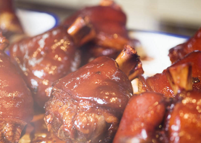 无人,横图,俯视,室内,特写,白天,烹饪,中餐,一堆,许多,堆叠,堆积,朦胧,模糊,陶瓷,红烧,料理,食品,陶瓷制品,很多,猪手,猪蹄,猪爪,菜肴,美食,食物,红色,容器,碗,中式,佳肴,储藏,堆,储存,猪脚,红烧菜,彩图,高角度拍摄,红烧猪蹄,贮存