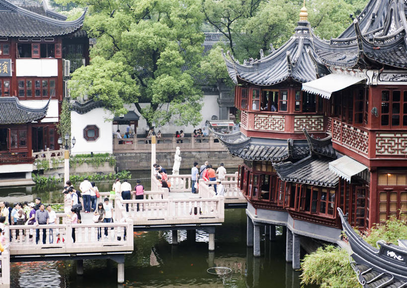 东方人,家,站,走,横图,俯视,室外,白天,旅游,度假,湖,湖泊,石头,名胜古迹,水,植物,标志建筑,地标,建筑,上海,中国,亚洲,行人,游客,游人,服装,遗迹,石子,瓦片,房屋,屋顶,屋子,湖面,水流,水面,桥,许多人,顶棚,瓦,休闲装,黄种人,古迹,文物,娱乐,建设,古建筑,石桥,楼房,路人,旅客,拱桥,住宅,栈桥,树,树木,湖心亭,衣服,绿色,自然,九曲桥,豫园,湖水,站着,一群人,享受,休闲,休闲服,旅游胜地,放松,建造,服饰,拱形,生长,成长,人行桥,石拱桥,申,黄浦区,古文明,东亚,屋瓦,上海市,中华人民共和国,沪,华东地区,过客,上海九曲桥,男人,男性,年轻男性,年轻女性,女人,女性,亚洲人,石块,步行,散步,站立,走路,彩图,高角度拍摄,全身,房子,豫园湖心亭茶楼