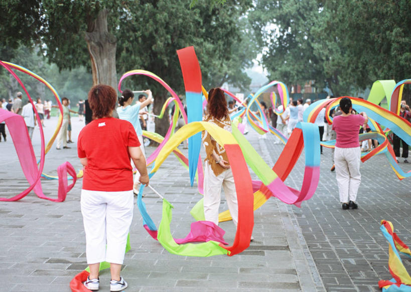 东方人,站,横图,室外,白天,跳舞,植物,道路,路,北京,中国,亚洲,握,服装,朦胧,模糊,丝绸,丝带,小路,缎带,交通,首都,许多人,拿,拿着,休闲装,黄种人,绸带,树,树木,背面,衣服,绿色,自然,站着,一群人,休闲,休闲服,握着,服饰,生长,成长,舞姿,东亚,中华人民共和国,北京市,京,北平,华北地区,女人,女性,中年女性,亚洲人,站立,半身,彩图,舞蹈,崇文,崇文区