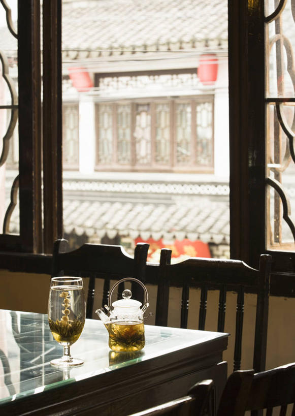 无人,竖图,室内,白天,正面,幸福,茶,窗户,桌面,桌子,杯子,椅子,玻璃,阴影,反射,木制,影子,陶瓷,木椅,墙,茶叶,陶瓷制品,娱乐,茶楼,玻璃窗,墙壁,墙面,玻璃制品,木制品,水杯,茶馆,享受,休闲,温馨,放松,乐趣,茶室,提神,舒适,醒脑,茶房,茶肆,茶杯,彩图