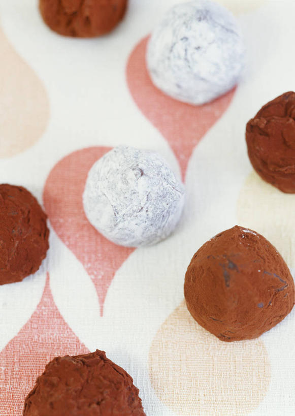 无人,竖图,俯视,室内,特写,白天,桌面,桌子,情人节,阴影,节日,朦胧,模糊,庆祝,反射,木制,影子,食品,糖,糖果,甜点,甜品,松露巧克力,文化,食物,木制品,甜食,巧克力,庆典,纪念,朱古力,彩图,高角度拍摄