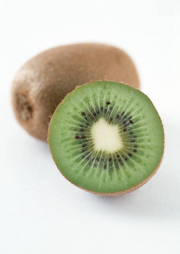 无人,竖图,室内,特写,白天,白色背景,正面,猕猴桃,水果,新鲜,生食,食品,果实,食物,两个,摄影,有机食品,绿色食品,影棚,横截面,剖面,截面,截面图形,奇异果,猕猴梨,彩图,影棚拍摄,拍摄