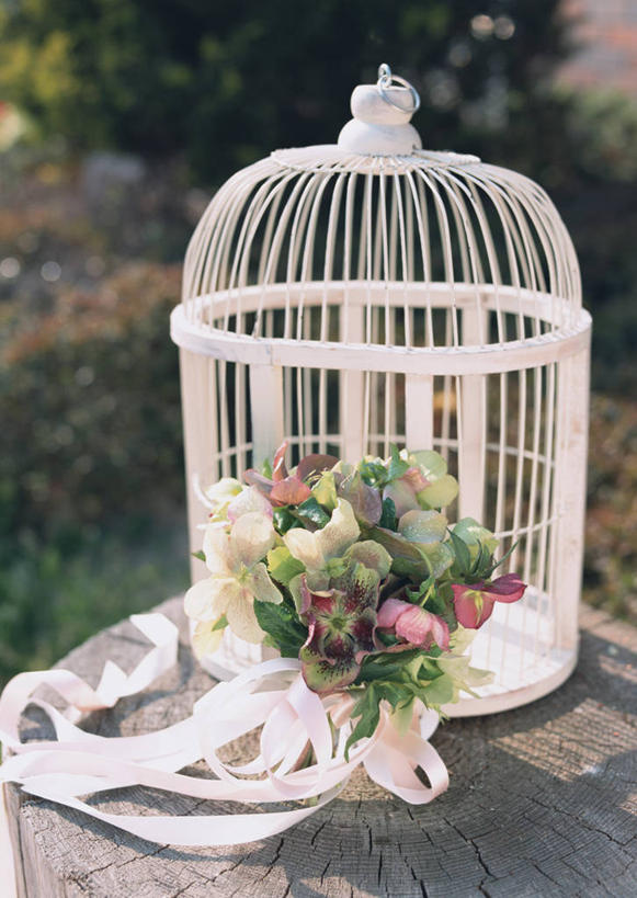 无人,竖图,室外,特写,白天,正面,婚礼,快乐,骄傲,桌面,桌子,八仙花,叶子,阴影,朦胧,模糊,庆祝,装饰,盛开,光线,木制,捧花,手捧花,丝绸,丝带,影子,绿叶,圣诞红,缎带,笼子,鸟笼,结婚,花蕾,绸带,花,花瓣,花朵,鲜花,一个,阳光,木制品,花束,花苞,花蕊,绣球花,一束,喜庆,嫩叶,单个,纪念,华丽,修饰,紫阳花,洋绣球,点缀,矛盾,犹豫,草绣球,斗球,七变化,粉团花,衬托,美观,雅致,雅观,善变,婚礼捧花,圣诞玫瑰,叶,叶片,彩图,高兴,秋红