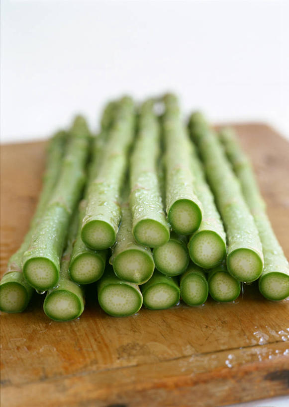 无人,竖图,俯视,室内,特写,白天,白色背景,芦笋,蔬菜,一堆,许多,堆叠,堆积,新鲜,绿芦笋,食品,案板,砧板,食物,摄影,有机食品,绿色食品,影棚,堆,猪尾巴,药鸡豆子,石刁柏,蚂蚁杆,龙须菜,狼尾巴根,彩图,高角度拍摄,影棚拍摄,拍摄