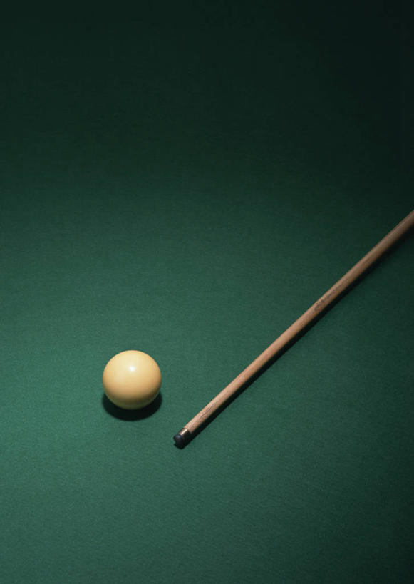 无人,竖图,俯视,室内,特写,白天,台球,静物,撞球,绿色背景,阴影,反射,球杆,影子,运动器械,彩球,健身器械,摄影,影棚,台球桌,健身器材,斯诺克,斯诺克球,斯诺克台球,桌球,彩图,高角度拍摄,影棚拍摄,拍摄,运动器材