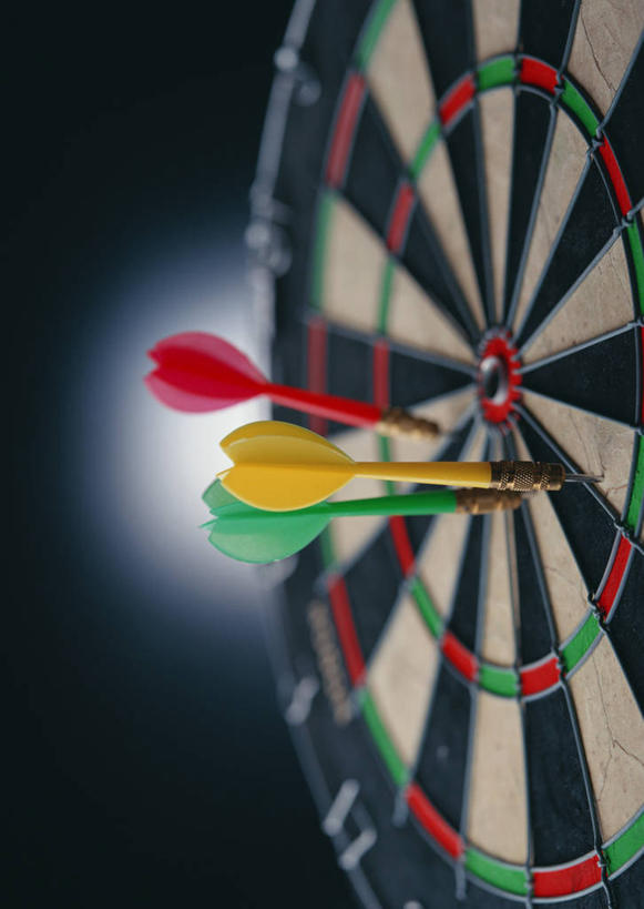 无人,竖图,室内,特写,白天,正面,成功,胜利,静物,阴影,黑色背景,反射,影子,飞镖,三个,黄色,红色,绿色,摄影,影棚,靶心,瞄准,镖针,飞镖运动,彩图,影棚拍摄,拍摄