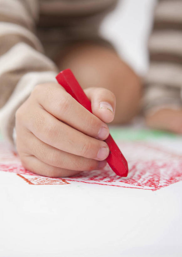 东方人,儿童,手,一个人,跪,竖图,室内,特写,白天,正面,纯洁,亚洲,仅一个女性,仅一个人,握,服装,朦胧,模糊,笔,蜡笔,纸,办公用品,纸张,拿,拿着,休闲装,黄种人,文具,小孩,衣服,学习用品,仅一个小孩,休闲,手部,休闲服,可爱,童年,童趣,握着,服饰,单手,文具用品,绘图,童真,烂漫,无邪,天真,女孩,女人,女性,亚洲人,孩子,画纸,跪着,画画,画图,摹绘,半身,彩图,铅画纸,素描纸,女生