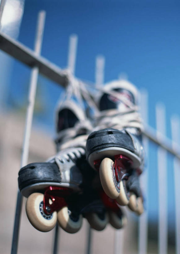 无人,栏杆,竖图,室外,特写,白天,仰视,滚轴溜冰,一双,吊挂,悬挂,阴影,朦胧,模糊,光线,影子,围栏,旱冰鞋,溜冰鞋,挂,护栏,蓝色,蓝天,天空,阳光,天,轮滑鞋,晴朗,滑冰鞋,万里无云,单排轮滑,溜冰,轮滑,晴空,晴空万里,彩图,低角度拍摄
