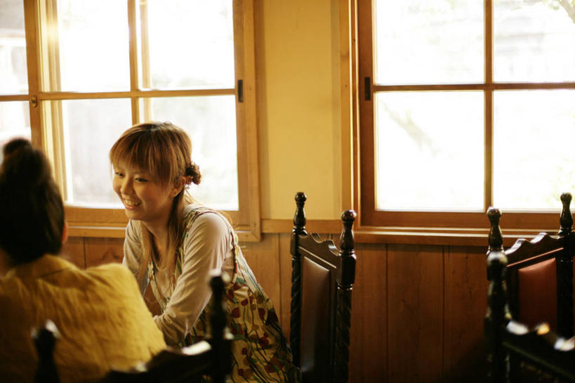 东方人,两个人,伙伴,朋友,坐,笑,微笑,露齿笑,横图,室内,白天,侧面,友谊,窗户,亚洲,服装,装饰,头饰,墙,注视,休闲装,黄种人,发簪,玻璃窗,墙壁,墙面,衣服,黄色,发饰,饰品,观察,看,休闲,同学,休闲服,服饰,观看,华丽,修饰,点缀,察看,校友,关注,咖啡店,咖啡屋,配饰,衬托,美观,雅致,雅观,簪子,同窗,学友,友情,年轻女性,女人,女性,亚洲人,坐着,半身,彩图,咖啡馆