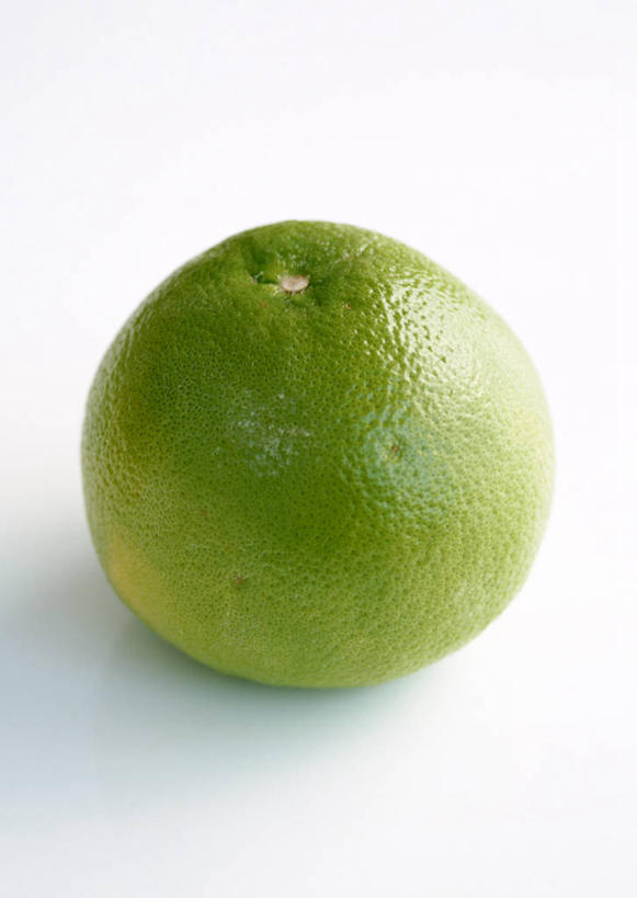 无人,竖图,俯视,室内,特写,白天,白色背景,水果,新鲜,生食,食品,果实,葡萄柚,食物,一个,绿色,西柚,摄影,有机食品,绿色食品,影棚,单个,朱栾,彩图,高角度拍摄,影棚拍摄,拍摄