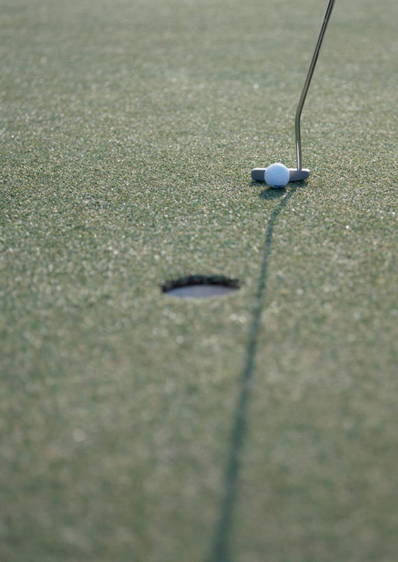 无人,竖图,俯视,室外,特写,白天,草地,草坪,植物,阴影,朦胧,模糊,光线,高尔夫,高尔夫球,球洞,影子,球场,高尔夫球场,草,绿色,阳光,高尔夫球洞,高尔夫球杆,绿茵场,高尔夫运动,高尔夫球具,高尔夫球运动,彩图,高角度拍摄