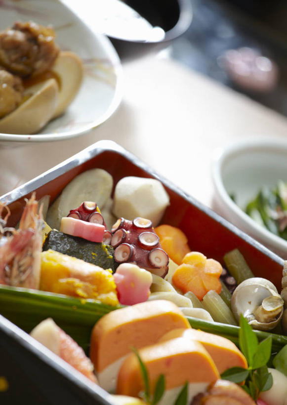 寿司,无人,竖图,俯视,室内,特写,白天,烹饪,筷子,章鱼,萝卜,胡萝卜,黄瓜,蔬菜,土豆,餐具,新鲜,木盒,生菜,莴苣,肉,虾,日本料理,料理,食品,文化,传统,饼,藕,菜肴,美食,肉类,盒子,食物,碗,藕片,日式料理,日式,佳肴,有机食品,绿色食品,礼节,虾肉,石吸,死牛,望潮,坐蛸,礼仪,肉食,春菜,鹅仔菜,莴仔菜,千金菜,叶用莴苣,进餐用具,烹调用具,石居,八爪鱼,芋艿,洋芋,山药蛋,青瓜,马铃薯,胡瓜,红萝卜,甘荀,彩图,高角度拍摄