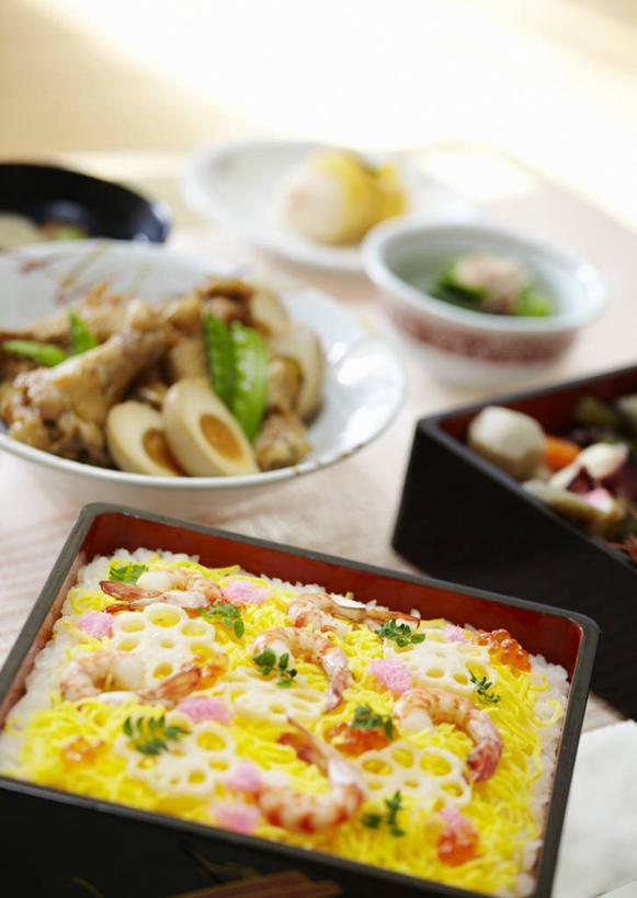 寿司,无人,竖图,俯视,室内,特写,白天,烹饪,筷子,章鱼,萝卜,胡萝卜,黄瓜,蔬菜,土豆,餐具,新鲜,木盒,生菜,莴苣,肉,虾,日本料理,料理,食品,文化,传统,饼,藕,菜肴,美食,肉类,盒子,食物,碗,藕片,日式料理,日式,佳肴,有机食品,绿色食品,礼节,虾肉,石吸,死牛,望潮,坐蛸,礼仪,肉食,春菜,鹅仔菜,莴仔菜,千金菜,叶用莴苣,进餐用具,烹调用具,石居,八爪鱼,芋艿,洋芋,山药蛋,青瓜,马铃薯,胡瓜,红萝卜,甘荀,彩图,高角度拍摄