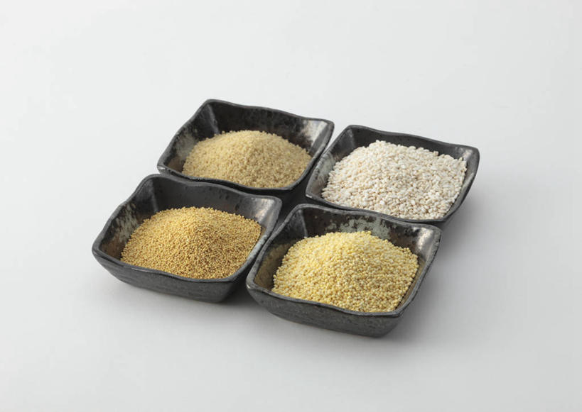 无人,横图,俯视,室内,特写,白天,白色背景,农作物,小麦,一堆,许多,阴影,堆叠,堆积,反射,影子,陶瓷,谷物,陶瓷制品,黑色,容器,碗,四个,粟米,摄影,麦子,影棚,储藏,堆,储存,小米,谷子,粟,粢米,彩图,高角度拍摄,影棚拍摄,拍摄,贮存