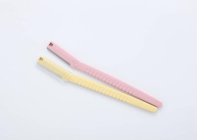无人,横图,俯视,室内,特写,白天,白色背景,化妆,美容,时尚,静物,阴影,反射,影子,两把,粉色,黄色,摄影,影棚,美容工具,修眉刀,化妆工具,刮眉刀,彩图,高角度拍摄,影棚拍摄,拍摄