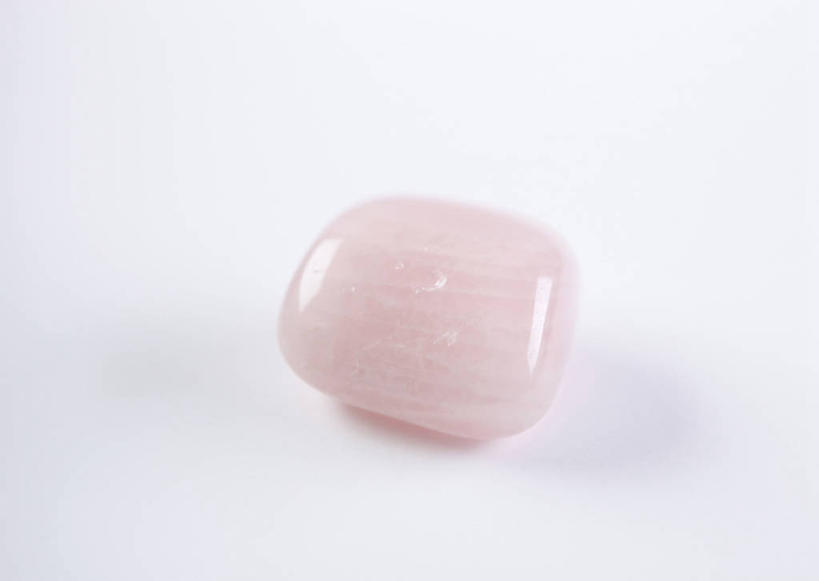 无人,横图,俯视,室内,特写,白天,白色背景,静物,一块,阴影,反射,矿石,影子,粉色,晶体,摄影,影棚,石英,矿物质,二氧化硅,粉晶,芙蓉石,玫瑰水晶,蔷薇水晶,彩图,高角度拍摄,影棚拍摄,拍摄