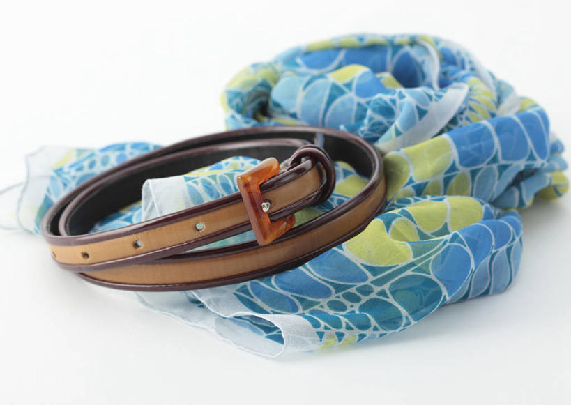 无人,横图,俯视,室内,特写,白天,白色背景,静物,一块,阴影,装饰,环绕,缠绕,反射,影子,腰带,蓝色,围巾,温暖,摄影,影棚,围脖,皮带,保暖,华丽,点缀,御寒,纠缠,配饰,衬托,美观,雅致,雅观,裤带,彩图,高角度拍摄,影棚拍摄,拍摄