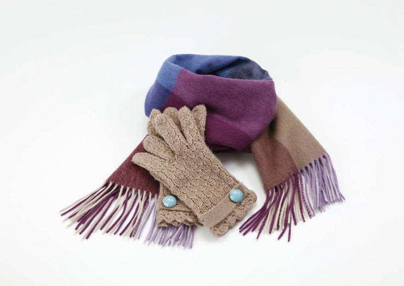 无人,横图,俯视,室内,特写,白天,白色背景,静物,一副,一条,阴影,装饰,环绕,围绕,反射,影子,环抱,手套,围巾,温暖,摄影,影棚,围脖,保暖,华丽,点缀,御寒,衬托,美观,雅致,雅观,萦绕,彩图,高角度拍摄,影棚拍摄,拍摄