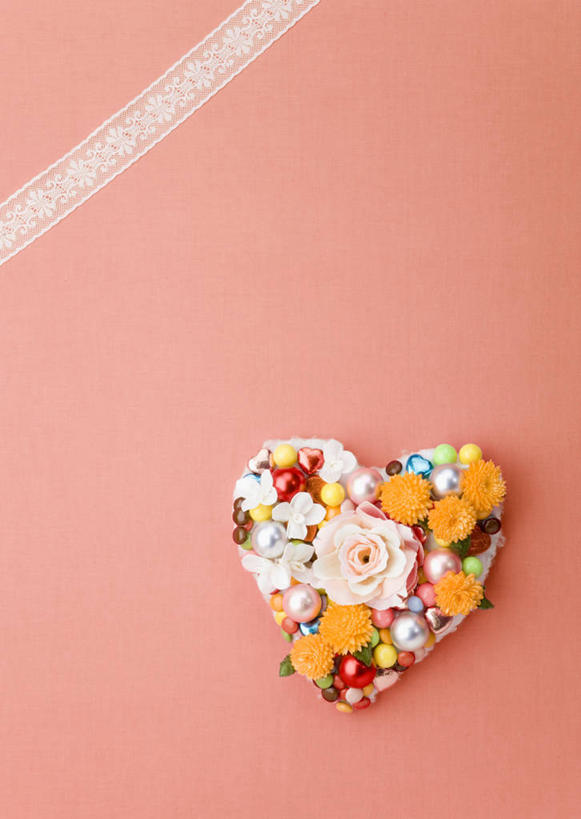 无人,竖图,俯视,室内,特写,白天,爱情,智慧,玫瑰,纺织品,橙色背景,阴影,爱心,艺术,反射,布,影子,非洲菊,玫瑰花,蕾丝,织物,浪漫,文化,赤素馨花,插花,温暖,温馨,心形,菊花,恩爱,摄影,影棚,布匹,插花艺术,和睦,创造,创作,想象,缅栀子,扶郎花,灯盏花,千日菊,蛋黄花,鸡蛋花,缅栀花,大季花,印度素馨,刺玫花,徘徊花,心型,彩图,高角度拍摄,影棚拍摄,拍摄,镂空织物,融洽