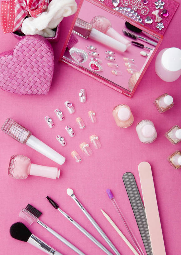 无人,竖图,俯视,室内,特写,白天,爱情,静物,金属制品,阴影,粉色背景,爱心,装饰,反射,金属,工具,影子,浪漫,指甲油,唇膏,化妆品,化妆刷,刷子,口红,温暖,温馨,心形,恩爱,美甲,摄影,影棚,锉刀,腮红刷,眼影刷,华丽,修饰,点缀,和睦,美容工具,化妆用品,指甲锉,彩妆刷,化妆工具,假指甲,蜜粉刷,衬托,美观,雅致,雅观,锉子,美甲工具,唇棒,心型,彩图,高角度拍摄,影棚拍摄,拍摄,融洽