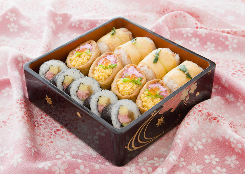 米饭,寿司,无人,横图,俯视,室内,特写,白天,烹饪,一排,许多,阴影,花纹,整齐,并列,并排,反射,布,图案,影子,日本料理,料理,食品,食盒,紫菜,饭,布纹,菜肴,美食,盒子,食物,排列,粉色,容器,日式料理,日式,佳肴,储藏,布匹,五谷,储存,队列,醋饭,平行,四喜饭,加州卷,膜菜,索菜,坛紫菜,子菜,紫英,紫瑛,彩图,高角度拍摄,贮存