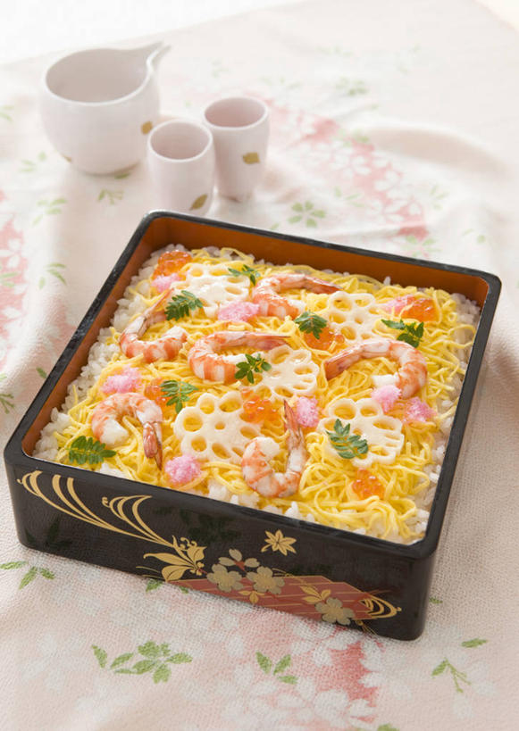 无人,竖图,俯视,室内,白天,烹饪,杯子,阴影,花纹,反射,布,图案,影子,蛋,鸡蛋,虾,日本料理,料理,食品,食盒,布纹,菜肴,美食,盒子,食物,容器,水杯,日式料理,日式,佳肴,储藏,布匹,储存,斑节对虾,斑节虾,草鸡蛋,卵,日本对虾,竹节虾,茶杯,彩图,高角度拍摄,贮存