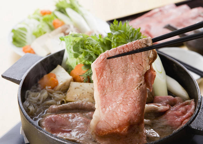 无人,横图,俯视,室内,特写,白天,烹饪,筷子,桌面,桌子,萝卜,胡萝卜,蔬菜,餐具,阴影,朦胧,模糊,新鲜,反射,木制,影子,肉,日本料理,牛肉,料理,食品,文化,传统,菜肴,美食,肉类,食物,木制品,日式料理,日式,佳肴,有机食品,绿色食品,礼节,礼仪,肉食,寿喜锅,进餐用具,红萝卜,甘荀,彩图,高角度拍摄,牛肉火锅