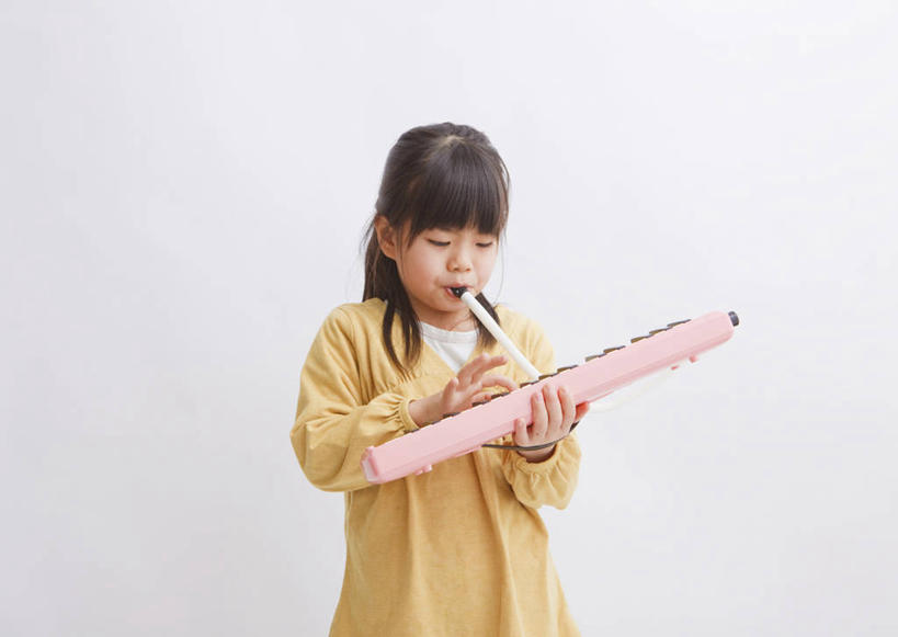 东方人,儿童,一个人,站,横图,室内,白天,白色背景,正面,纯洁,亚洲,仅一个女性,仅一个人,握,服装,木制,乐器,拿,演奏,拿着,注视,休闲装,黄种人,小孩,衣服,木制品,观察,看,站着,仅一个小孩,休闲,休闲服,可爱,童年,童趣,握着,摄影,服饰,影棚,观看,打击乐器,察看,木琴,关注,童真,烂漫,无邪,巴拉风,天真,女孩,女人,女性,亚洲人,孩子,站立,半身,彩图,影棚拍摄,拍摄,女生