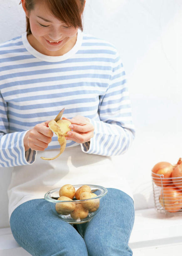 东方人,一个人,坐,竖图,室内,白天,正面,苹果,水果,玻璃,金属制品,亚洲,仅一个年轻女性,仅一个女性,仅一个人,握,服装,裤子,新鲜,金属,工具,生食,食品,果实,刀具,拿,拿着,注视,牛仔裤,休闲装,黄种人,玻璃制品,食物,衣服,容器,碗,刀,低头,观察,看,休闲,休闲服,握着,服饰,有机食品,绿色食品,观看,储藏,察看,储存,关注,垂头,削皮刀,年轻女性,女人,女性,亚洲人,坐着,半身,彩图,去皮刀,贮存