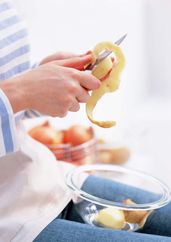 东方人,一个人,坐,竖图,室内,白天,侧面,苹果,水果,玻璃,金属制品,亚洲,仅一个年轻女性,仅一个女性,仅一个人,握,服装,裤子,朦胧,模糊,新鲜,金属,工具,生食,食品,果实,刀具,拿,拿着,牛仔裤,休闲装,黄种人,玻璃制品,食物,衣服,容器,碗,刀,休闲,休闲服,握着,服饰,有机食品,绿色食品,储藏,储存,削皮刀,年轻女性,女人,女性,亚洲人,坐着,半身,彩图,去皮刀,贮存