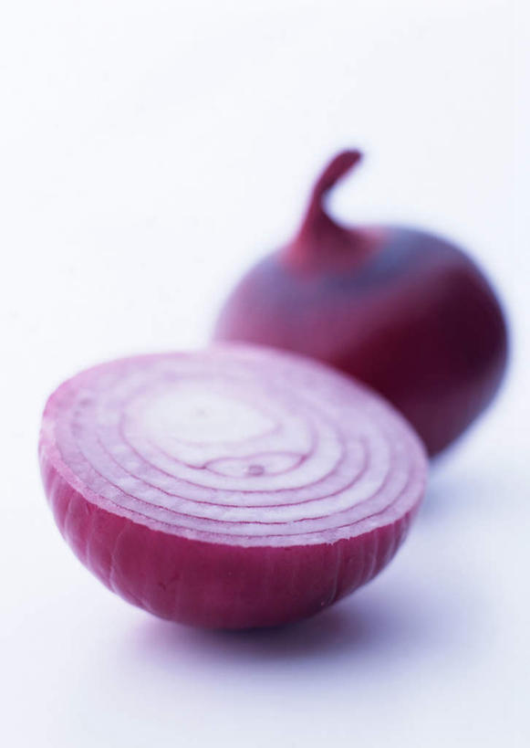 无人,竖图,室内,特写,白天,白色背景,正面,蔬菜,洋葱,切开,阴影,新鲜,反射,纹路,纹理,影子,食品,食物,两个,切,摄影,有机食品,绿色食品,影棚,玉葱,剖面,切面,肌理,荷兰葱,圆葱,洋葱头,球葱,葱头,彩图,影棚拍摄,拍摄,红洋葱