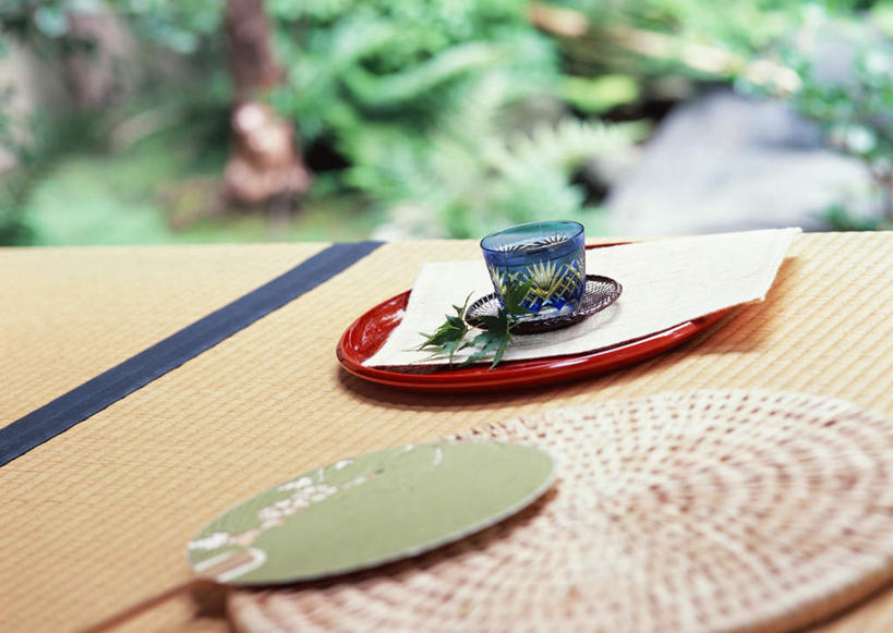 无人,横图,俯视,室内,特写,白天,植物,杯子,餐具,一把,朦胧,模糊,碟子,盘,扇子,塌塌米,榻榻米,清凉,凉爽,文化,蒲团,树,树木,绿色,自然,盘子,水杯,碟,生长,成长,叠席,蒲墩,圆座,茶杯,彩图,高角度拍摄,和风扇,和风扇子,凉扇,传统文化