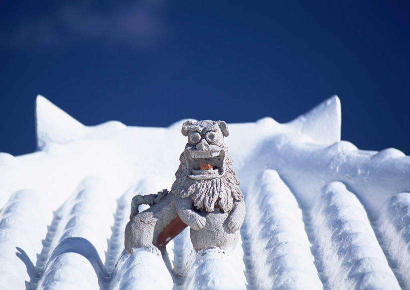 无人,家,横图,室外,白天,正面,旅游,度假,雪,大雪,建筑,哺乳动物,野生动物,狮子,雕塑,日本,亚洲,阴影,艺术,装饰,光线,雕刻,雕像,瓦片,影子,房屋,屋子,积雪,雪景,冬季,冬天,瓦,娱乐,冲绳,楼房,住宅,蓝色,蓝天,天空,阳光,动物,工艺品,天,享受,休闲,放松,寒冷,建造,晴朗,纪念,美术,冲绳县,主题,凶猛,陈列,东亚,屋瓦,万里无云,琉球群岛,日本国,九州地方,功能,美学,严寒,冲绳群岛,残暴,凶残,晴空,晴空万里,彩图,房子,阿嘉岛,庆良间群岛