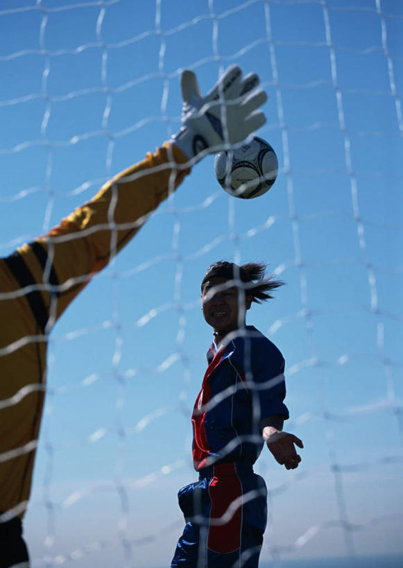 西方人,两个人,运动员,足球场,跳,举,竖图,室外,白天,仰视,运动服,锻炼,快乐,安全,比赛,运动,竞争,足球,草地,草坪,植物,欧洲,欧洲人,守门员,阴影,服装,光线,球门,影子,云,云朵,防护,足球装备,半空,足球运动员,云彩,注视,娱乐,运动器械,草,一个,衣服,蓝色,绿色,白云,蓝天,天空,阳光,手套,天,观察,看,托,休闲,健身器械,阻挡,服饰,晴朗,单个,观看,保护,察看,体育运动,衣着,穿着,关注,保险,健身器材,绿茵场,对手,保全,周全,安稳,安定,蹴鞠,防护手套,阻拦,衣饰,拦截,拦挡,平安,体育,足球运动,男人,男性,年轻男性,白种人,晴空,体育运动员,运动选手,举起,举手,举着,跳跃,向上举,向上伸,向上托,半身,彩图,低角度拍摄,健身,足球比赛场地,运动器材,运动装