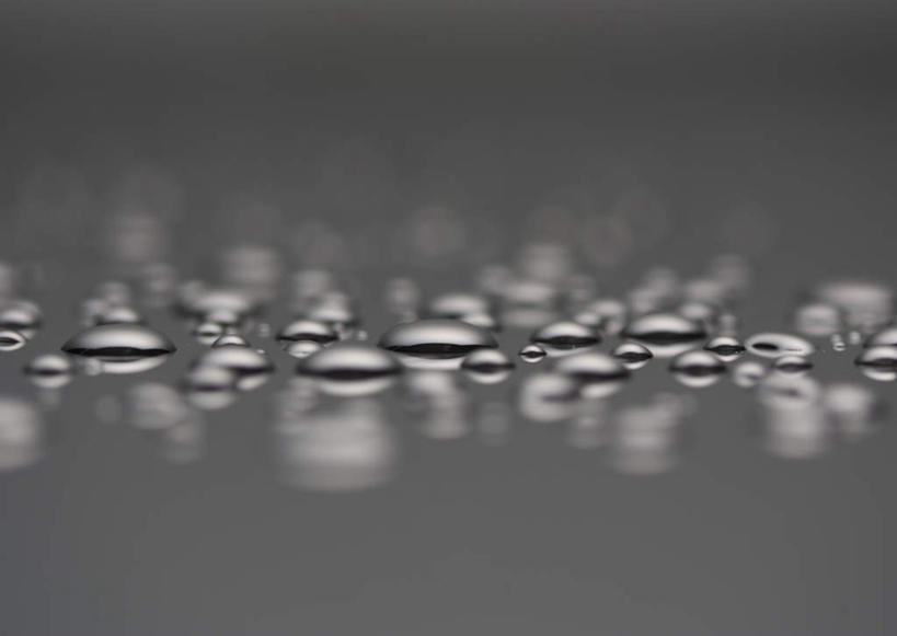 无人,横图,室内,特写,白天,正面,水,金属制品,一排,阴影,不锈钢,灰色背景,朦胧,模糊,整齐,并列,并排,反射,金属,液体,影子,水滴,排列,灰色,摄影,影棚,队列,平行,柔和,大方,细致,中间色,朴素,平稳,防锈,彩图,影棚拍摄,拍摄,不锈耐酸钢