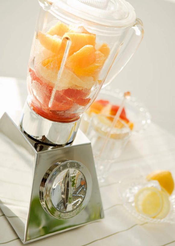 无人,竖图,俯视,室内,特写,白天,餐桌,桌子,水果,一堆,切开,阴影,堆叠,堆积,朦胧,模糊,新鲜,反射,电器,工具,影子,生食,食品,果实,设备,榨汁机,葡萄柚,食物,西柚,搅拌,切,有机食品,绿色食品,餐台,堆,研磨,切割,家电,家用电器,剖面,榨汁,切面,朱栾,彩图,高角度拍摄