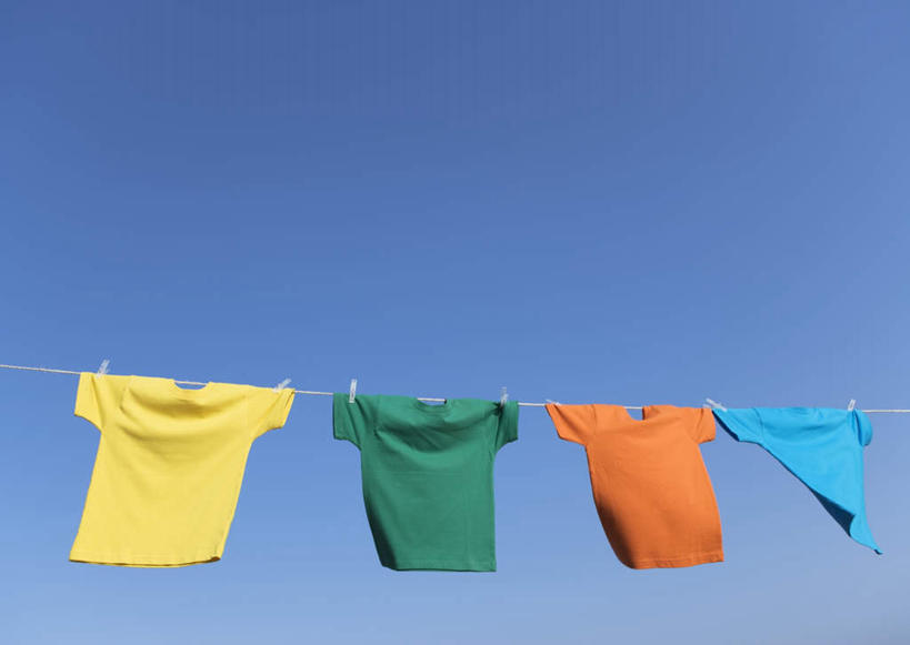 无人,横图,室外,特写,白天,仰视,静物,一排,吊挂,悬挂,阴影,服装,整齐,光线,影子,塑料,挂,休闲装,排列,衣服,黄色,蓝色,绿色,蓝天,天空,阳光,夹子,晾衣绳,绳子,塑料制品,天,四件,休闲,休闲服,橙色,服饰,晴朗,队列,衣夹,万里无云,晴空,晴空万里,彩图,低角度拍摄