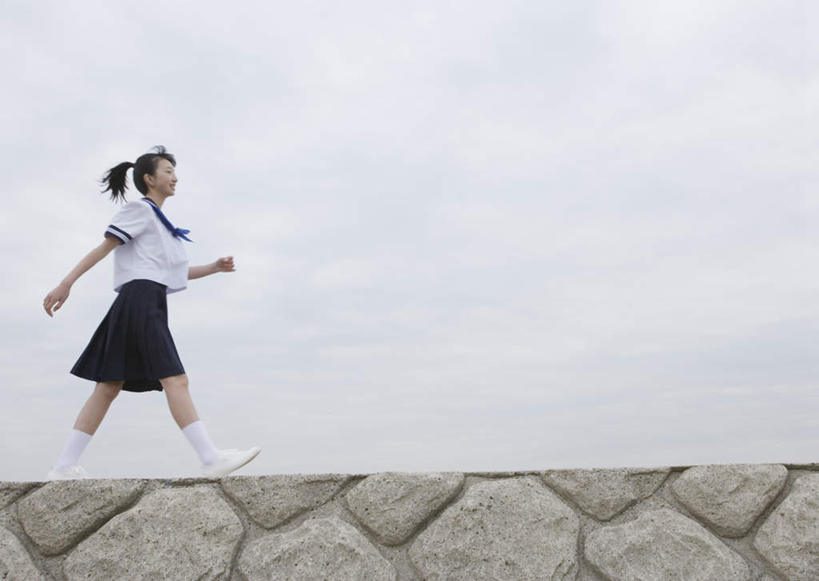东方人,一个人,学生,走,横图,室外,白天,仰视,裙子,制服,石头,亚洲,仅一个年轻女性,仅一个女性,仅一个人,阴影,服装,光线,石子,影子,墙,云,云朵,云彩,注视,黄种人,领巾,堤坝,墙壁,墙面,蓝色,白云,蓝天,天空,阳光,天,观察,看,校服,短裙,晴朗,观看,半身裙,百褶裙,察看,关注,水手服,学生服,年轻女性,女人,女性,亚洲人,石块,岩石,晴空,步行,散步,走路,彩图,低角度拍摄,全身,领饰,女生校服,女子校服,日本校服,水兵服,防洪堤