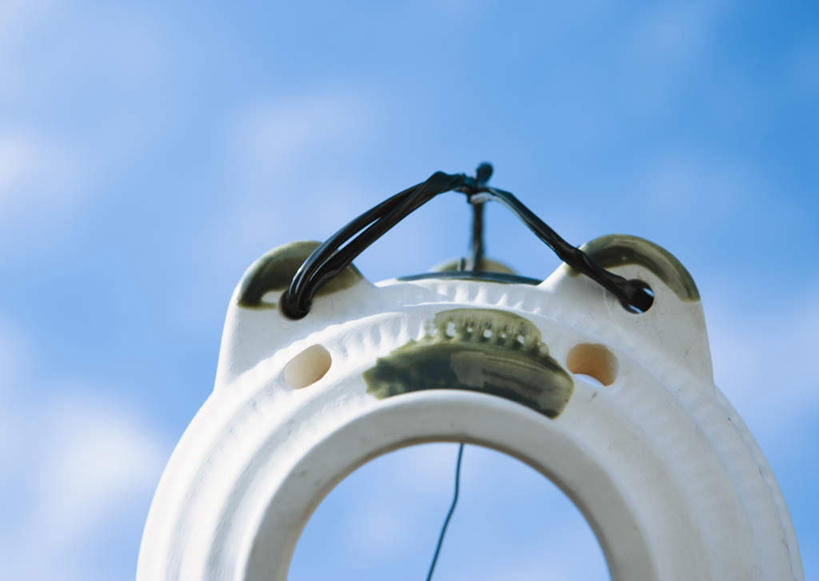 无人,横图,室外,特写,白天,正面,静物,阴影,日本文化,光线,蚊香猪,影子,云,云朵,蚊香架,云彩,文化,一个,蓝色,白色,白云,蓝天,天空,阳光,天,晴朗,单个,和风,晴空,彩图,蚊取豚,香薰器,小猪香炉,传统文化