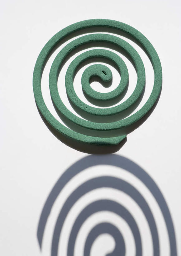 无人,竖图,俯视,室内,特写,白天,白色背景,桌面,桌子,静物,阴影,反射,木制,螺旋,蚊香,影子,一个,绿色,木制品,摄影,影棚,单个,盘香,彩图,高角度拍摄,影棚拍摄,拍摄,驱蚊物