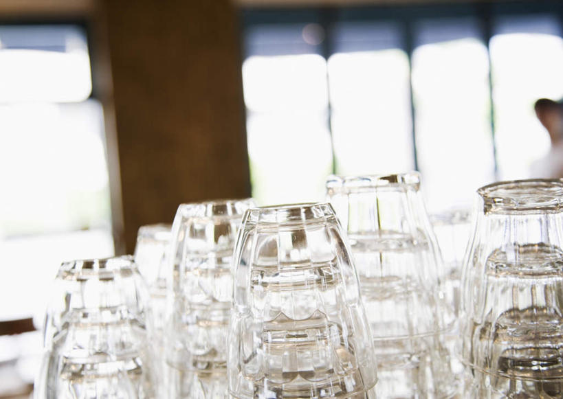 无人,横图,室内,特写,白天,正面,窗户,静物,杯子,许多,阴影,朦胧,模糊,反射,影子,很多,玻璃窗,玻璃制品,排列,水杯,咖啡店,咖啡屋,玻璃杯,彩图,咖啡馆