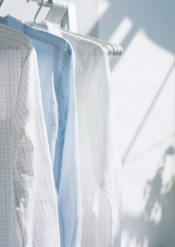 无人,竖图,室内,特写,白天,正面,衬衫,柜子,静物,一排,吊挂,悬挂,阴影,不锈钢,服装,朦胧,模糊,整齐,光线,不锈钢制品,影子,挂,排列,衣服,蓝色,白色,阳光,夹子,衣橱,三件,服饰,衣着,穿着,队列,衣夹,更衣橱,衣饰,彩图,衬衣