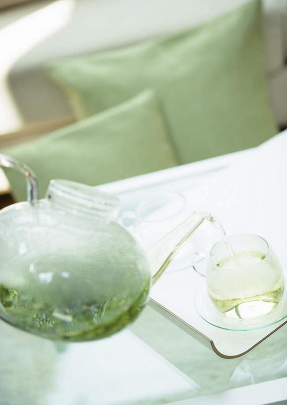 无人,家,客厅,竖图,俯视,室内,特写,白天,幸福,别墅,茶,家具,靠垫,沙发,装修,桌子,建筑,杯子,玻璃,欧式,倒,阴影,朦胧,模糊,装饰,反射,壶,影子,房屋,屋子,公寓,茶叶,靠枕,豪华,茶几,娱乐,建设,现代,装潢,洋房,楼房,住宅,玻璃制品,水壶,绿色,茶壶,容器,水杯,垫子,室内装潢,枕头,享受,休闲,温馨,放松,乐趣,样板房,明亮,提神,起居室,舒适,家居装潢,醒脑,房屋设计,地中海风格,古典风格,简约风格,布艺沙发,室内设计,宽敞,样板房装潢,客堂,设计,茶杯,彩图,高角度拍摄,房子