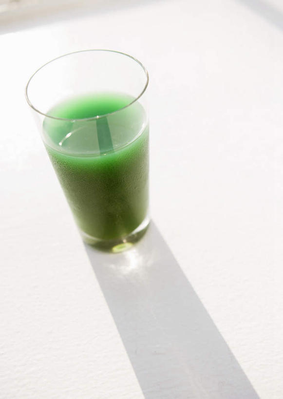 无人,竖图,俯视,室内,特写,白天,白色背景,芹菜,杯子,阴影,反射,影子,饮品,一杯,蔬菜汁,玻璃制品,饮料,绿色,水杯,摄影,影棚,可口,适口,玻璃杯,药芹,水芹,旱芹,彩图,高角度拍摄,影棚拍摄,拍摄,芹菜汁