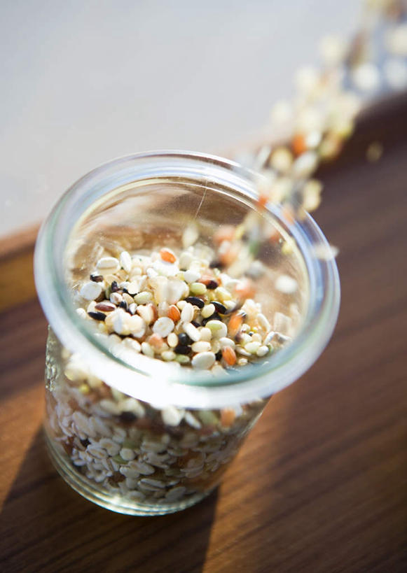 无人,竖图,俯视,室内,特写,白天,早餐,桌面,桌子,玻璃,一堆,许多,阴影,堆叠,堆积,朦胧,模糊,反射,木制,影子,谷物,食品,美食,饮食,玻璃制品,玻璃瓶,木制品,瓶子,保健,堆,麦片,下降,降落,燕麦片,广口瓶,降低,下跌,下落,彩图,高角度拍摄