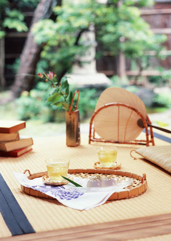 无人,竖图,俯视,室内,特写,白天,植物,杯子,餐具,一把,朦胧,模糊,碟子,盘,扇子,塌塌米,榻榻米,清凉,凉爽,文化,蒲团,树,树木,绿色,自然,盘子,水杯,碟,生长,成长,叠席,蒲墩,圆座,茶杯,彩图,高角度拍摄,和风扇,和风扇子,凉扇,传统文化